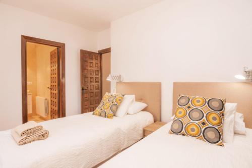 Balcon del MarにあるVilla Mirador, Javeaのベッドルーム1室(ベッド2台、鏡付)