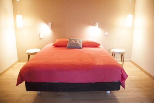 ミヨーにあるL'olivierのベッドルーム1室(大型ベッド1台、枕付)