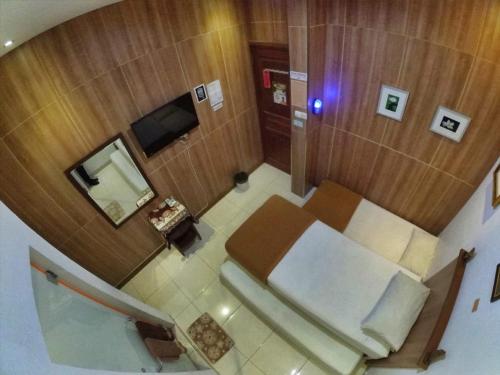 an overhead view of a hotel room with a bed and a mirror at Cabin Hotel Bhayangkara in Yogyakarta