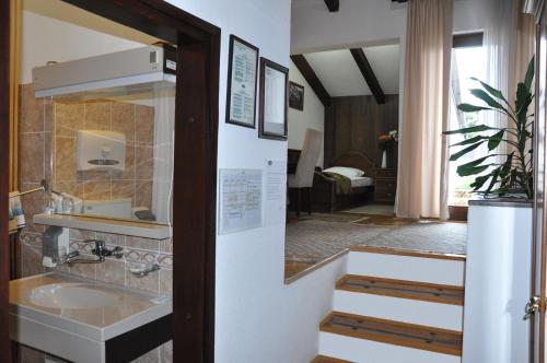 Hotel Simpo Pržar في فرانيي: حمام مع حوض ومرآة