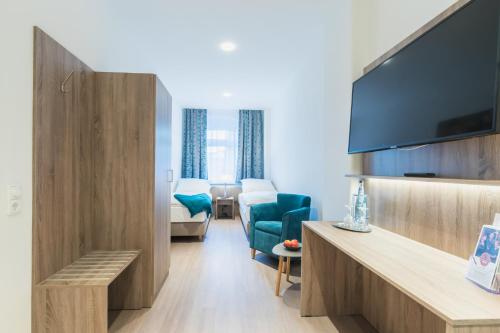 ein Hotelzimmer mit einem großen Flachbild-TV in der Unterkunft "Sleep & Relax" Apartement in Dresden