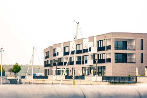 ein Gebäude mit einem Boot davor in der Unterkunft Z1-Das Haus in Zwenkau