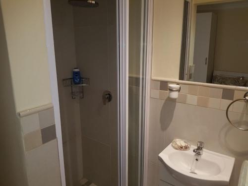 Ванная комната в HERMANUS , SANDBAAI holiday house