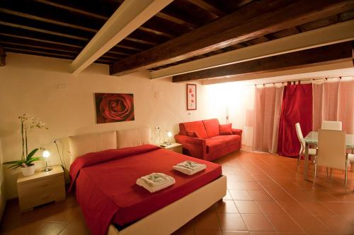 フィレンツェにあるRelais Florence Duomoのベッドルーム(赤いベッド1台、椅子付)