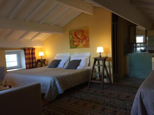 - une chambre avec un lit et 2 oreillers dans l'établissement Les Aiguières en Provence, à Suze-la-Rousse