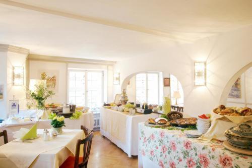 een grote kamer met twee tafels met eten erop bij Hotel Weisses Ross in Dinkelsbühl