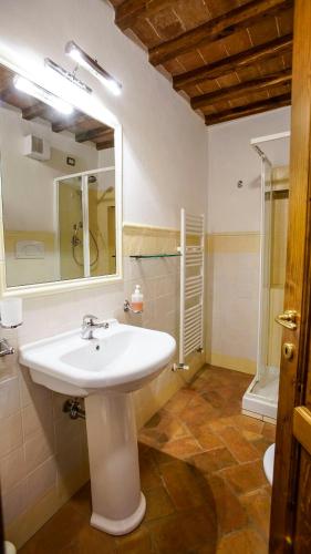 a bathroom with a sink and a mirror at La Casa Del Fattore in Monteriggioni