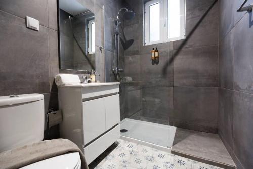 y baño con ducha, aseo y lavamanos. en Ola Lisbon - Terrace Castelo VI, en Lisboa