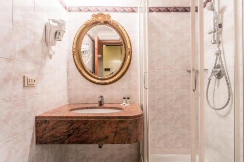 ローマにあるラエリ ホテル ラツィオのバスルーム(シンク、シャワー付)
