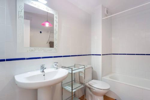 y baño con lavabo, aseo y espejo. en piso san isidro, en San Isidro