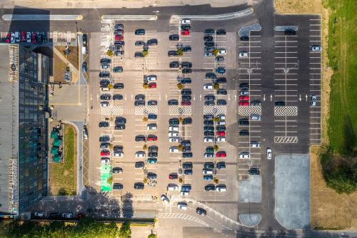eine Luftansicht eines Parkplatzes mit Autos in der Unterkunft Urbihop Hotel in Vilnius