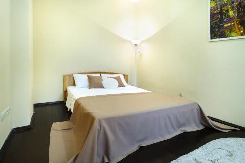 1 dormitorio con 1 cama grande con sábanas blancas en PaulMarie Apartments on Lenina Avenue, en Gomel