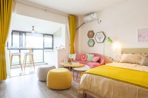 a bedroom with a yellow bed and a yellow chair at Chengdu Dujiangyan·DuJiangYan· Locals Apartment 00171880 in Zhongxing