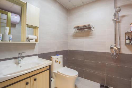 a bathroom with a toilet and a sink at Chengdu Dujiangyan·DuJiangYan· Locals Apartment 00171880 in Zhongxing