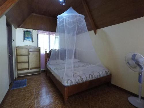 Кровать или кровати в номере Coconut Garden Island Resort