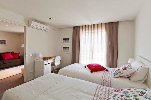 1 dormitorio con 2 camas y sala de estar en bnapartments Palacio, en Oporto