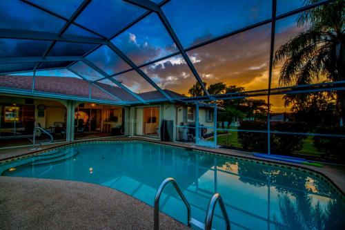 Der Swimmingpool an oder in der Nähe von Villa Breezy, Cape Coral