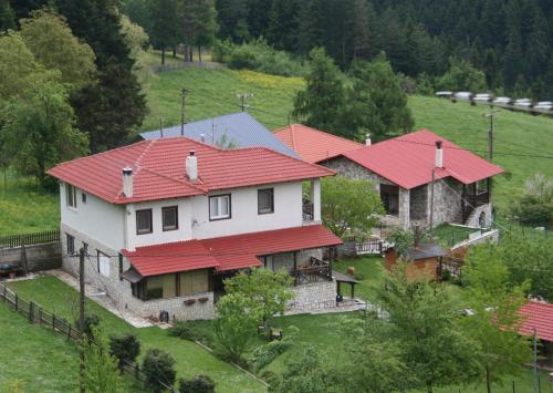 una vista aérea de una casa con techos rojos en Villa Filokosta, en Pertouli