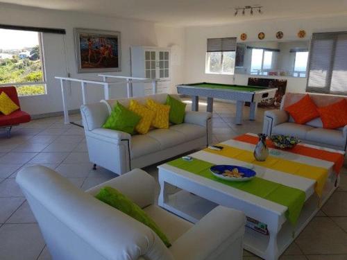 een woonkamer met een bank en een tafel bij Villa COCONUT GROVE in Ramsgate