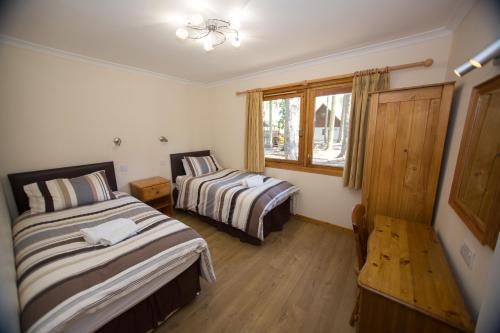 Postel nebo postele na pokoji v ubytování Invercauld Lodges