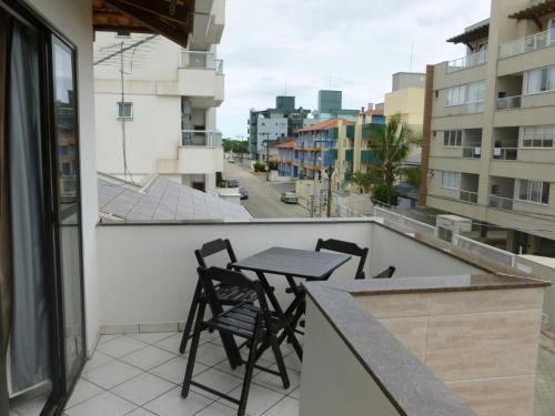 Un balcón o terraza de Apartamento Cobertura - 140 metros da praia