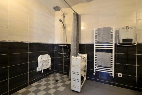 Vonios kambarys apgyvendinimo įstaigoje L'Aube du Moulin