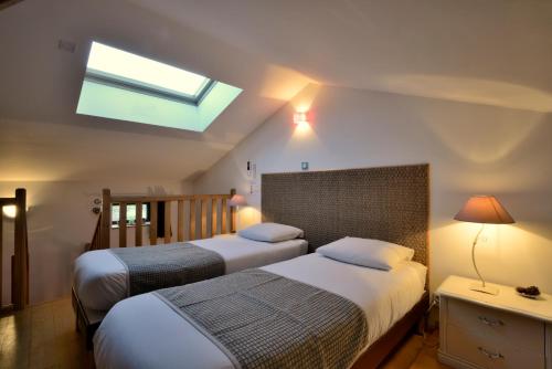 Ένα ή περισσότερα κρεβάτια σε δωμάτιο στο L'Aube du Moulin