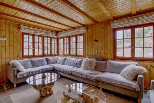a living room with a couch and a table at Magnifique chalet pour 10 personnes à Vercorin in Vercorin