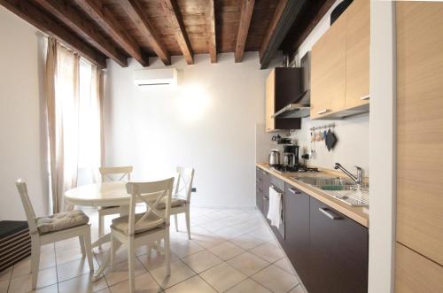 - une cuisine et une salle à manger avec une table et des chaises dans l'établissement INTERNO 4 - central cozy new flat, à Desenzano del Garda