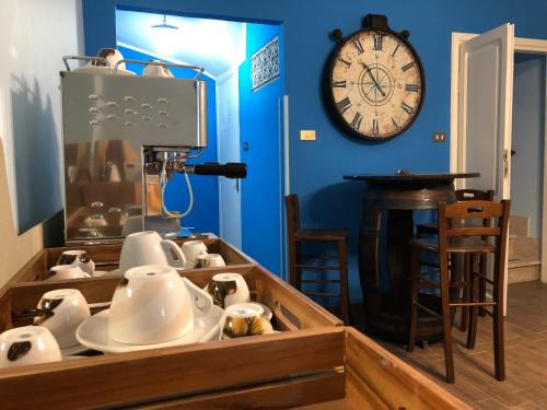 Příslušenství pro přípravu čaje a kávy v ubytování Il Sogno nel Vento