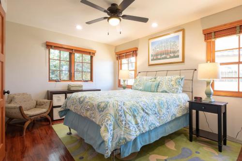een slaapkamer met een bed en een plafondventilator bij The Little Pumpkin Guest House in San Diego