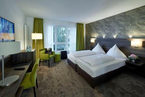 Llit o llits en una habitació de Hotel Mühlenhof Lollar