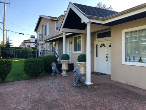 a house with two statues in front of it at Royalty B&B in Richmond
