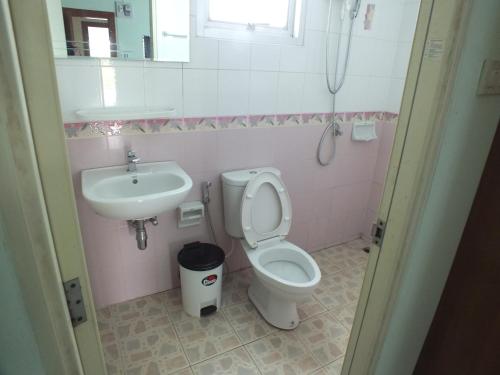Ένα μπάνιο στο saithong guesthouse