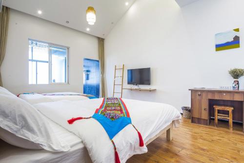 Postel nebo postele na pokoji v ubytování Stone Forest Mijia Guest House