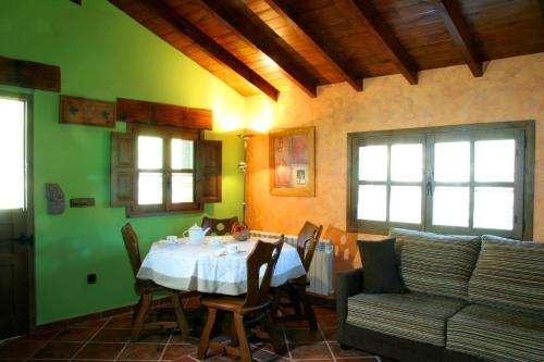 A restaurant or other place to eat at Casas Rurales Prieto