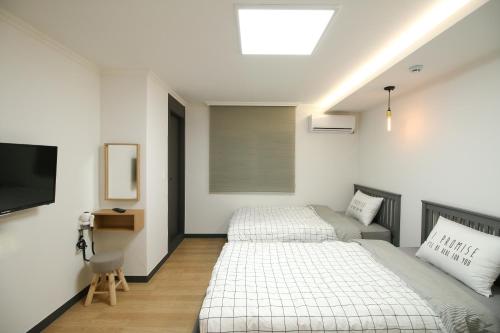 Кровать или кровати в номере Heima Guesthouse Hongdae