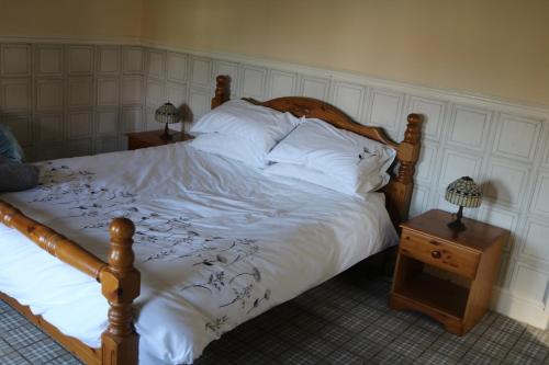 1 dormitorio con 1 cama grande con sábanas y almohadas blancas en Victoria House, en Barrow-in-Furness