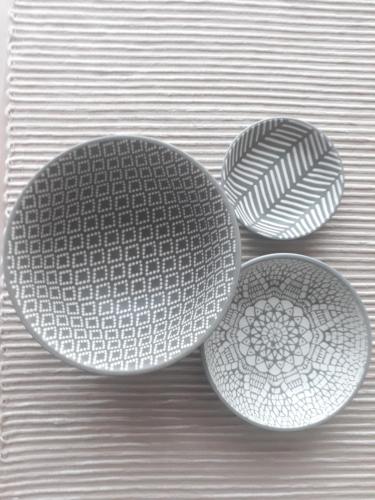 deux plaques assises au-dessus d'une table dans l'établissement The Coral Door, à Vereeniging