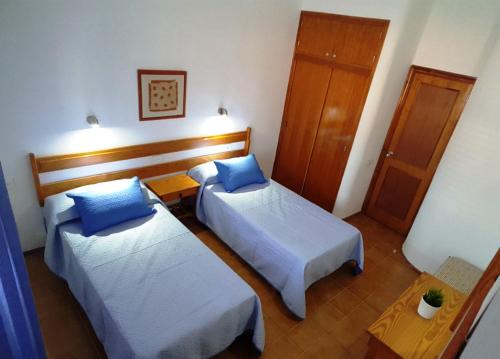 アガエテにあるPalmeral PaMiのベッド2台とドアが備わるホテルルームです。