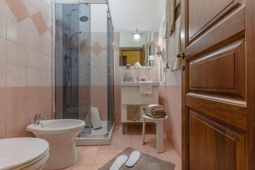 y baño con ducha, aseo y lavamanos. en B & B La Fontaine Residenza D'Epoca, en Viterbo