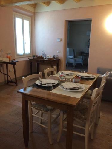 a wooden table and chairs in a living room at B&B Arcadia in Gualtieri