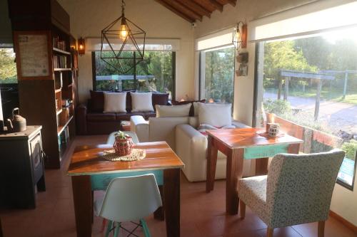 a living room with a couch and a table at Posada de la Viuda in Punta Del Diablo