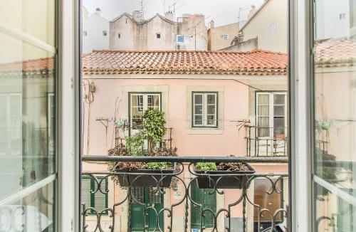 リスボンにあるUnique and Stylish Flat in Historic Lisbonの開窓