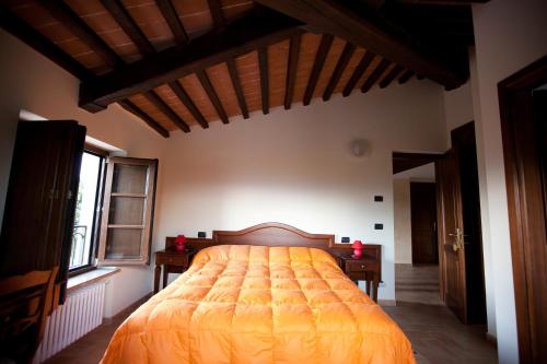 a bedroom with a large bed and a window at Le Rasse in Citerna