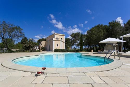 uma piscina no meio de um pátio em Villa Degli Eroi em Nardò