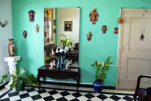 a room with a mirror and a table with plants at Don Miguel in Havana