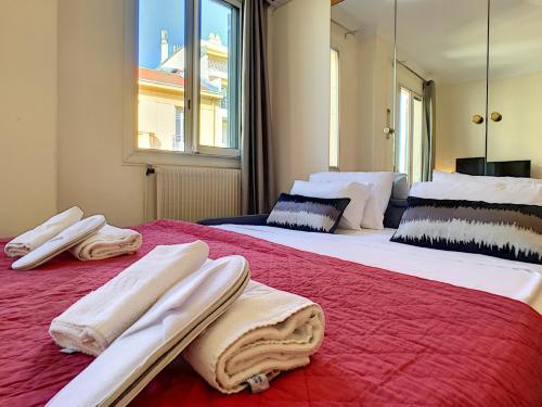 Habitación de hotel con 2 camas y toallas. en Nestor&Jeeves - COTE PIETONNE - Central - By sea - Pedestrian zone, en Niza