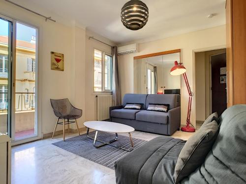 un salon avec un canapé et une table dans l'établissement Nestor&Jeeves - COTE PIETONNE - Central - By sea - Pedestrian zone, à Nice