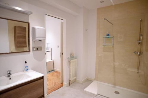 y baño con ducha y lavamanos. en SANTANDER CENTRO, en Santander